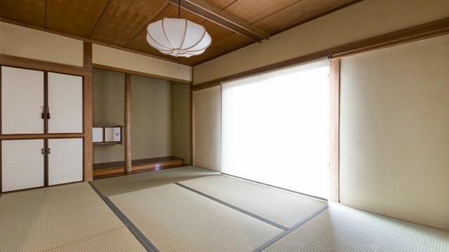 勾配屋根が魅力、和シックなコンパクトモデルハウス