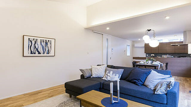 勾配屋根が魅力、和シックなコンパクトモデルハウス